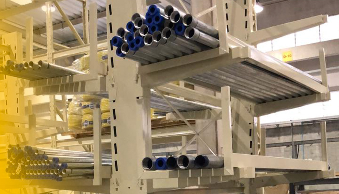 Como essa solução otimiza o espaço?